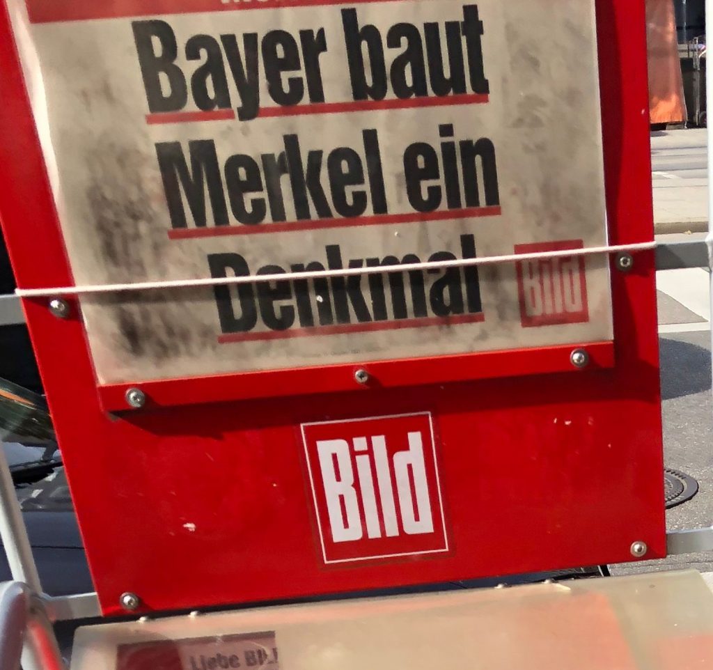 Headline of Bild Zeitung telling "Bayer baut Merkel ein Denkmal"