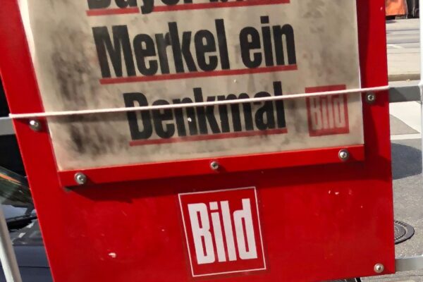 Headline of Bild Zeitung telling "Bayer baut Merkel ein Denkmal"