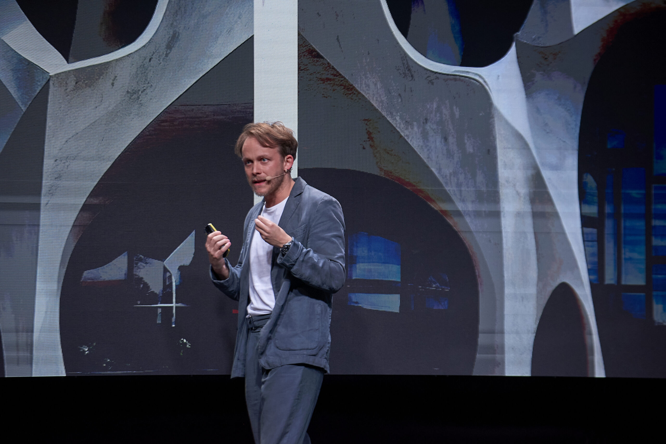 Detail shot of Bruno Knychalla presenting additive tectonics at Puzzle X Conference 2022 in Barcelona